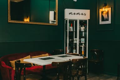 Logo de Momus Bar